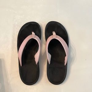 Olukai ‘Ohana Petal Pink/Black Flip Flops